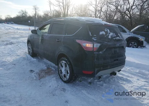 2017 Ford Escape Titanium z USA, uszkodzony, nr VIN 1FMCU9J9XHUE02840